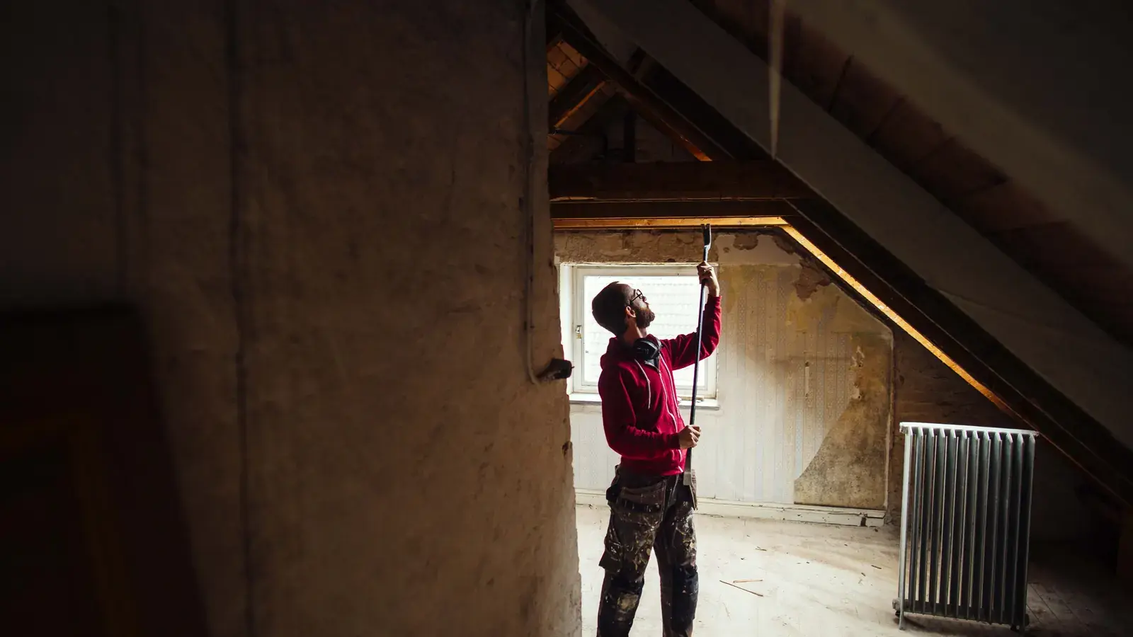 Artisan isolant des combles, illustration du financement de la rénovation énergétique avec FOUNDY