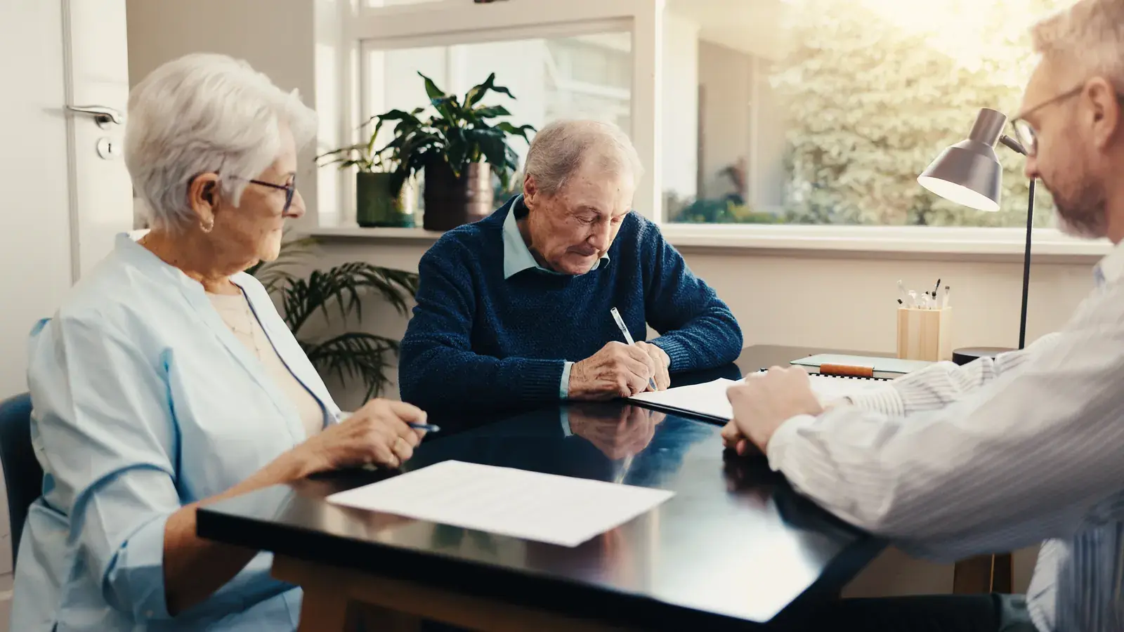 Couple de retraités signant avec un conseiller, illustration du prêt viager hypothécaire expliqué par FOUNDY