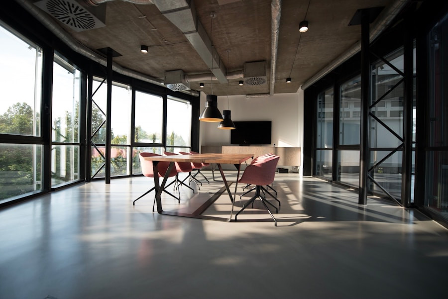 Dirigeants devant leurs locaux professionnels
