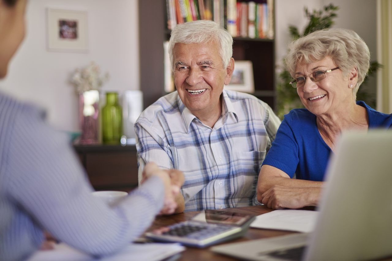 Couple senior dans leur maison